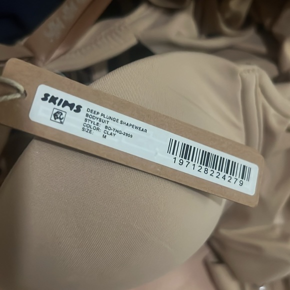 Skims Deep Plunge Shapewear Bodysuit - Picture 5 of 9